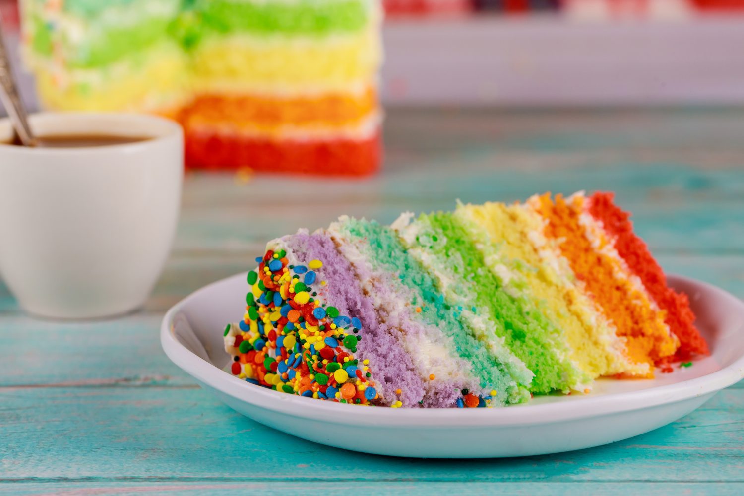 Geburtstagstorte für kinder in regenbogenfarben