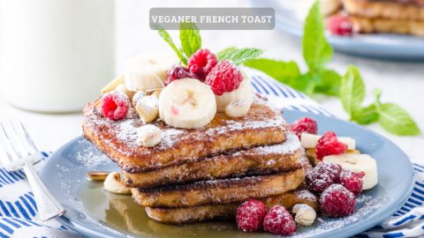 Veganer French Toast mit Toppings