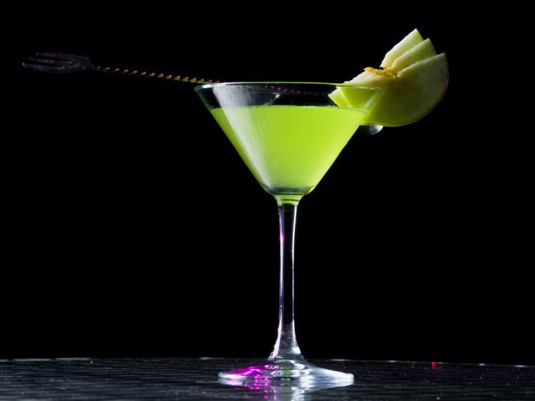 Appletini cocktail mit apfelscheibe