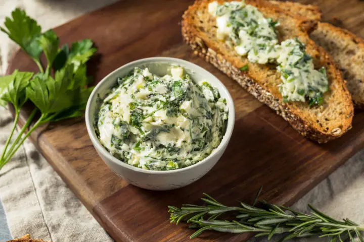 Türkischer Brotaufstrich - Dip mit frischen Kräutern